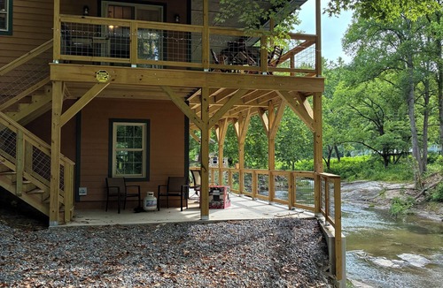 Black Mountain House | Newly refreshed! On the water ~ Riverside Mountain Getaway ~ RELAX & REJUVENATE!