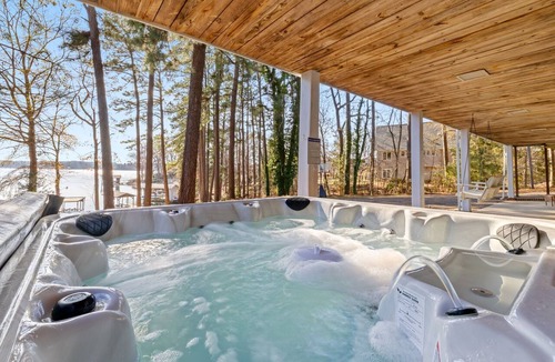 Henrico House | 💥New💥Sandy Beach! Main lake, kayaks, dock, hot tub, theater, game room, dogs!
