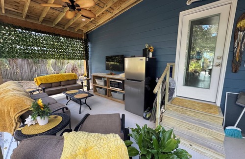 Niceville House | Niceville FL Charming 2-bedroom house with WiFi, AC OUTDOOR kitchen and LR