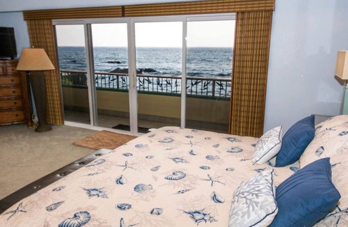 Kailua-Kona Villa | Oceanfront Villa Rental with a Home Theater and Pool in Kailua-Kona, Hawaii