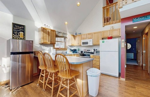 Eidelweiss Village House | Open concept home close to the beach with gas fireplace and deck