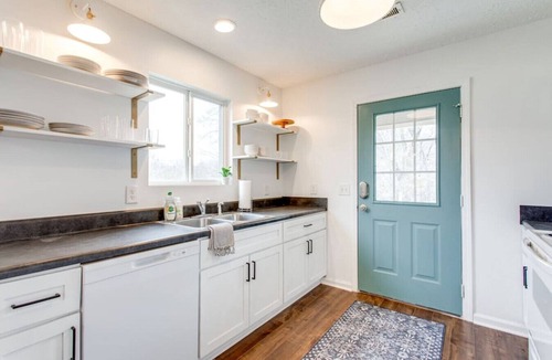 Spring Hill House | Pet Friendly |Fully Fenced Yard|Shops/Food Nearby