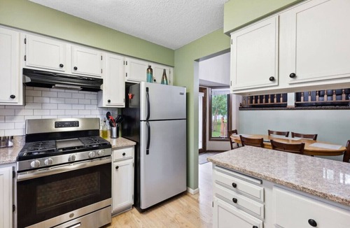 Woodbury House | Pet-Friendly Woodbury Home Near Downtown St. Paul