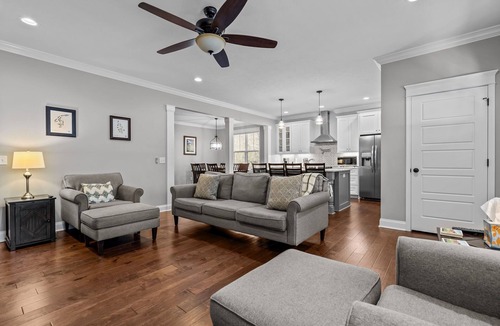 Pinehurst House | Pinehurst #6 Spacious 4 Bedroom Farmhouse with fast Wifi & Huge Deck w/Fireplace