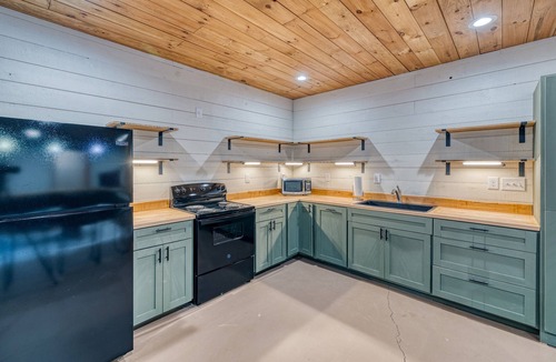 Foxfire Estates Cabin | POOL, sleeps 18, theater, hot tub, gameroom, & 5 min to downtown