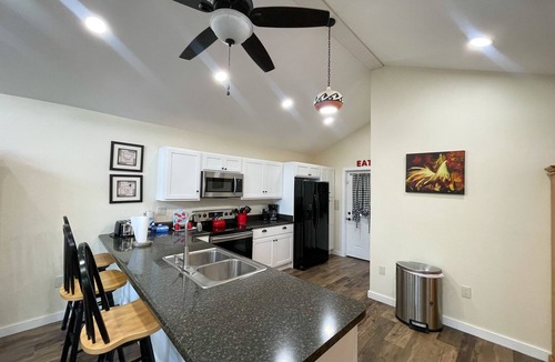 Cherokee Cottage | Poppy's Cottage-Walk to the Casino! WiFi available & Motorcycle Friendly