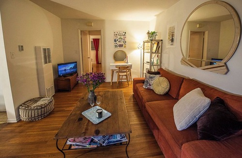 Wilshire Montana Apartment | Pretty Beach Apt with Carport and a Bike
