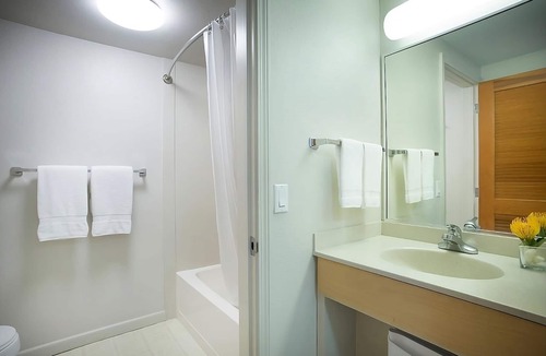 Kahului Apartment | Prime Location! Outdoor Pool, Pet-Friendly Property