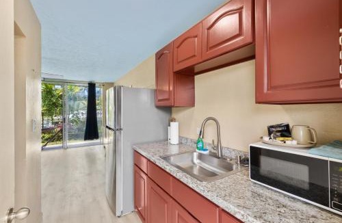 Keaukaha House | Private Balcony Walk to Beach + Downtown