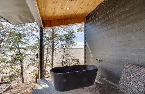 Waterloo House | Private Dock & River Views: Modern Gem in Waterloo