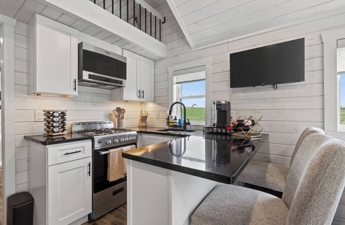 Gordonville House | Private Tiny Home Surrounded By Farmland W/Hottub