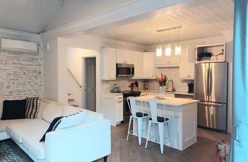 Historic Seaport House | Quaint, Quiet & Convenient - CasaBianca is The Perfect Old Town Sanctuary