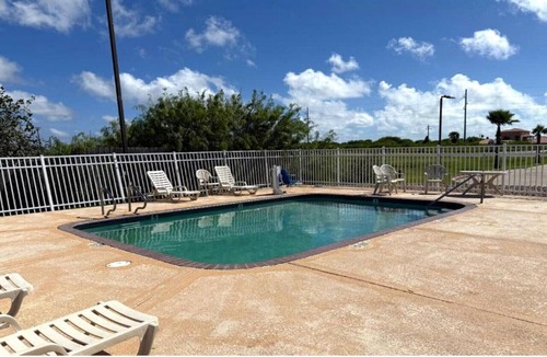 Aransas Pass Apartment | Queen Bed Accessible|Nsmk