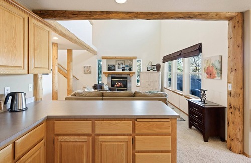 Awbrey Butte House | Quiet River - Beautiful Bend Townhouse - EV charger - Deschutes River in the back!