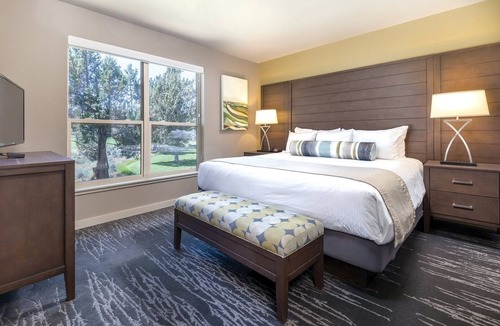 Redmond Resort | Redmond | High Desert Scenic Stay | Pool + Trails | 2BR Upper Floor