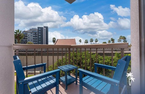 Florida Center Apartment | Relaxing Central Condo with Balcony 7 Min to Universal