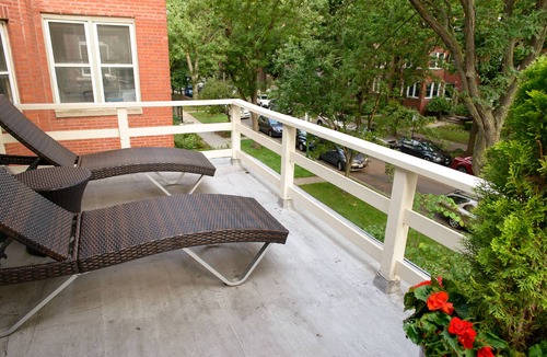 Rogers Park Apartment | Remodeled, spacious and bright apartment — near Loyola, beach & subway