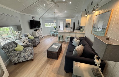 Night Heron House | Renovated Night Heron | Walk to Beach | King Bed | Screened Deck | Pet-Friendly