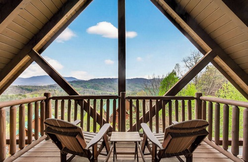 Pigeon Forge Cabin | Resort setting w/awesome Mtn views! Self checkin, close to Nat’l Park! Sleeps 6