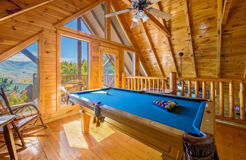 Pigeon Forge Cabin | Resort setting w/awesome Mtn views! Self checkin, close to Nat’l Park! Sleeps 6