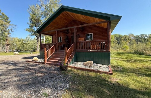 Paris Cabin | Riverfront Deer Cabin