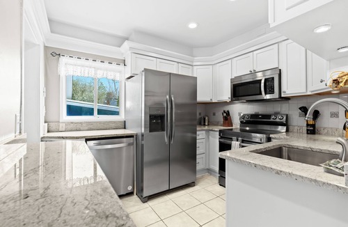 Royal Oak House | Royal Blue Haven ~ Walk Downtown Royal Oak, Game Room, Jetted Tub, Clean + Cozy