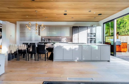 Venice House | Sanborn Villa: Modern Venice Retreat with Rooftop Lounge and Pool