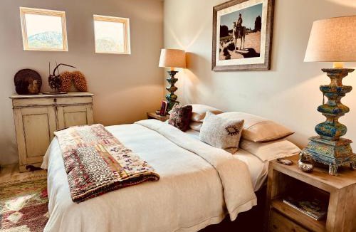 Santa Fe House | Santa Fe Modern FARMHOUSE 1 ACRE PRIVATE RD SOAKING ROOM 3 min Canyon rd