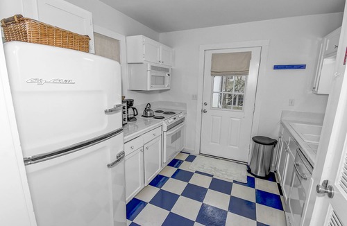Seaside House | Seaside Cottage "Sea Shack" * Adorable Tupelo Street, * Sleeps 4 *