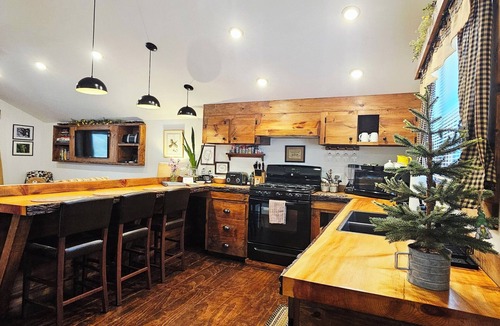 North Creek Ski Chalet | Secluded Adirondack Chalet/7 mins to Gore Mountain/Fire pit/Fast Wi-Fi.