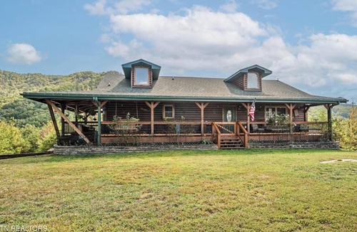 Newport Cabin | Secluded spacious 3-bedroom 2 floor cabin beautiful mountain views.