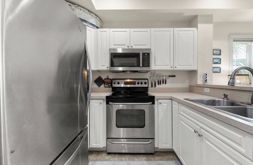 Bermuda Bay House | Shared Pool w/Lazy River | Dog-Friendly