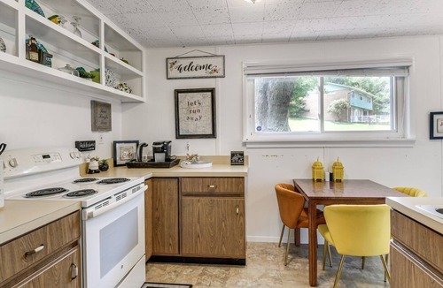 Silver Spring Apartment | Silver Spring Retreat Near DC | Pet Friendly Yard