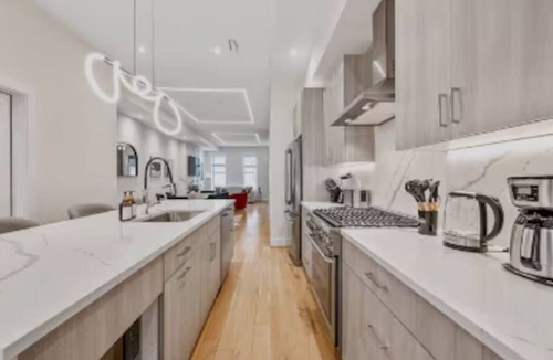 Mount Vernon Triangle House | Sleeps 12! Downtown-Entire home w/rooftop
