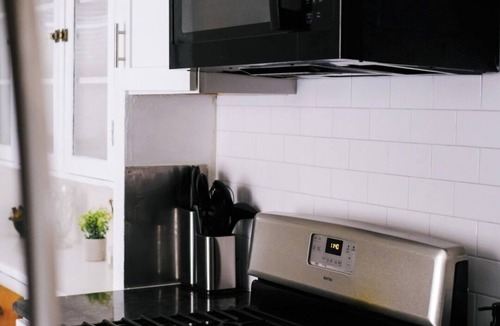 Irving Park East House | Sleeps 26 Modern Multi-Unit Gym Workspaces