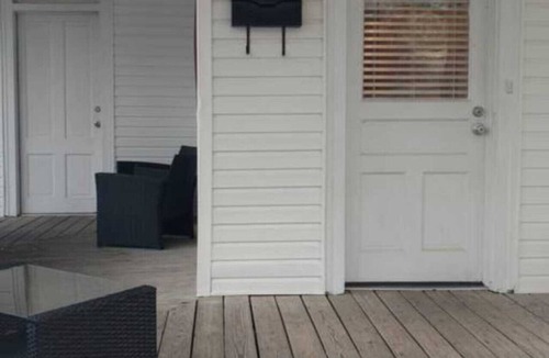 Florence Apartment | Sleeps 6| Pet Friendly Retreat, Porch Swing N/UNA