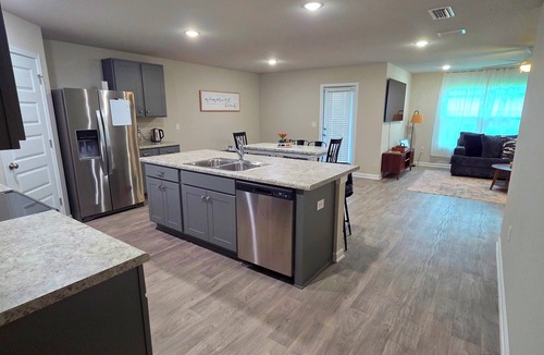 Foley House | Spacious 4 bedroom sleeps 10 one level house only minutes to the beach!