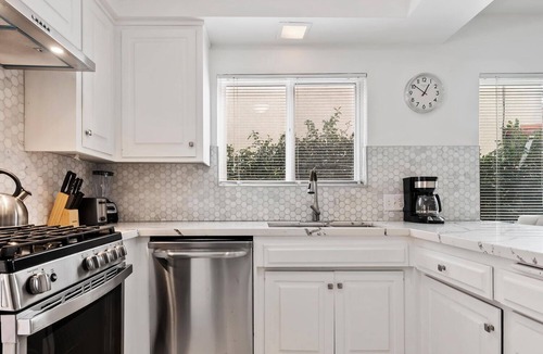 Valley Glen House | Spacious 5bed/3bath home with piano close to Universal studio & Hollywood for 10