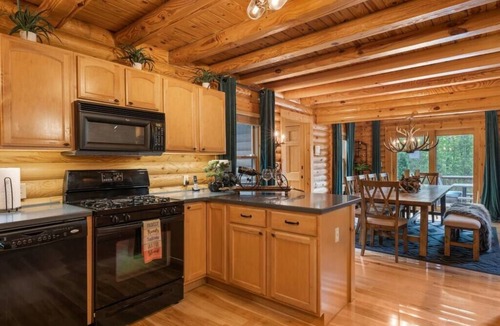 Skyland Cabin | Spacious 6-bedroom lodge in lovely Hendersonville