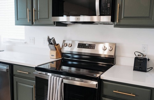 West Jordan House | Spacious 6BR 3BA Sleeps 16 Across from Large Park