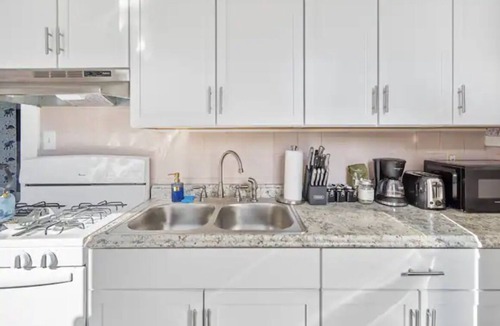Westfield House | Spacious 9Bed 3Bath Home.Yard/Parking/Firepit/Wine
