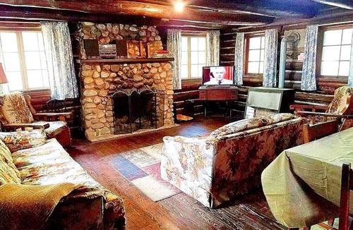 Wellston Cabin | Spacious Family-Friendly Log Cabin with Lake Views near Cadillac, Michigan