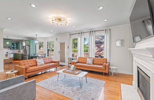 Newport News House | Spacious Solace House in Historic Hampton- bedroom with full bath on 1st floor