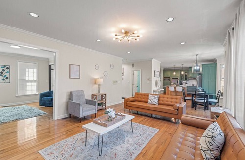 Newport News House | Spacious Solace House in Historic Hampton- bedroom with full bath on 1st floor