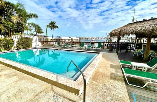 Meadows House | St Thomas - Waterfront Penthouse sleeps 16 w Pool & Boat Dock