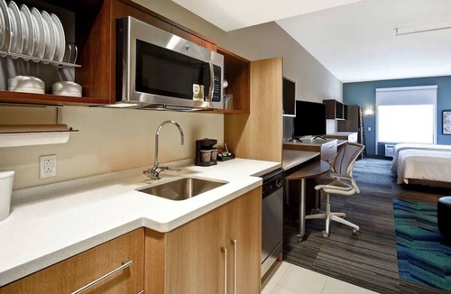 Mechanicsburg Hotel | Studio w/2 Queens Getaway | Kitchenette, Pool & Nearby Dining + Free Breakfast
