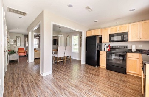 Kannapolis House | Stylish Kannapolis Duplex King Beds, Full Kitchen & Backyard BBQ
