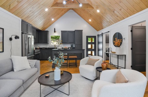 Cherry Log Cabin | Summer Discounts - Modern Luxury Cabin - Kings Beds - Hot tub