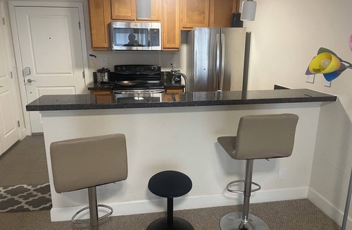 Westwood Apartment | Sunny balcony studio in Westwood, LA at 10 min walk to UCLA with Gym, WiFi, AC
