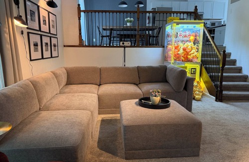 Turnagain House | Superb 3-bedroom 3 Full bath townhome 5 mins to Airport